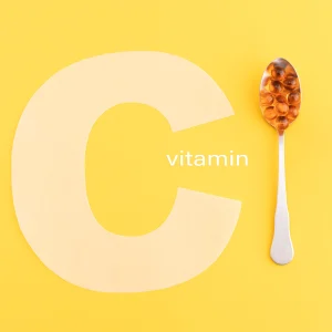 مزایای ویتامین C و نقش آن در کاهش استرس و تقویت بدن | تصویر خلاقانه از ویتامین C همراه با مکمل‌ها برای نشان‌دادن اهمیت ویتامین ث در تقویت سیستم ایمنی و مقابله با استرس