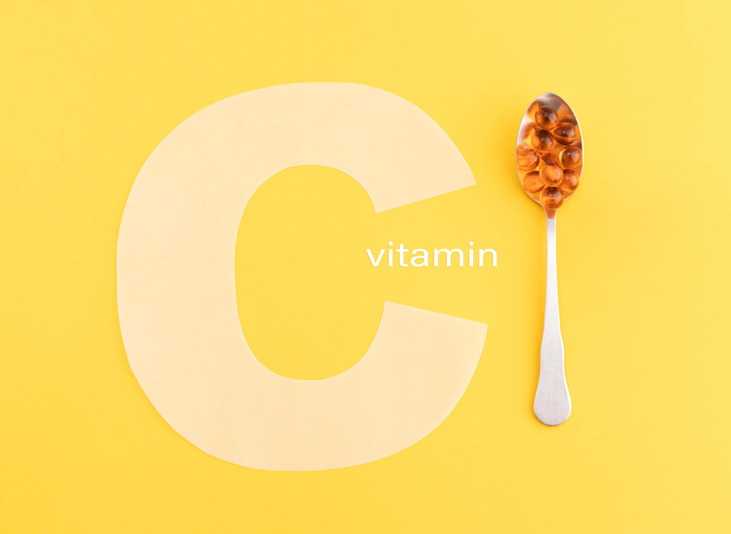 مزایای ویتامین C و نقش آن در کاهش استرس و تقویت بدن | تصویر خلاقانه از ویتامین C همراه با مکملها برای نشاندادن اهمیت ویتامین ث در تقویت سیستم ایمنی و مقابله با استرس