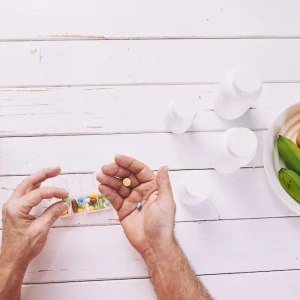 مکمل کلسیم در کنار تغذیه سالم شامل میوهها و آب، برای تقویت رشد و حفظ سلامت استخوانها و دندانها.