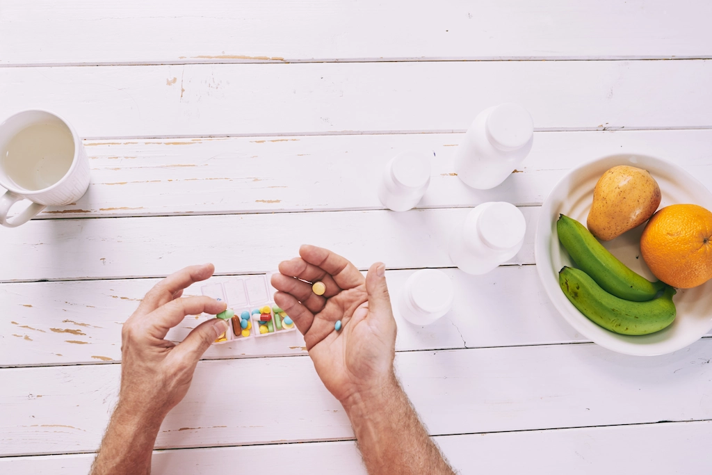 مکمل کلسیم در کنار تغذیه سالم شامل میوه‌ها و آب، برای تقویت رشد و حفظ سلامت استخوان‌ها و دندان‌ها.