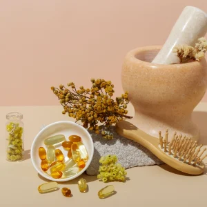 ویتامین بیوتین (B7) چیست و چه نقشی در سلامت مو و ناخن دارد؟ تصویر مکملهای بیوتین و روغنهای گیاهی برای تقویت مو و ناخن با برس چوبی و گلهای خشک