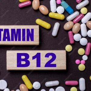 «قرص‌ها و کپسول‌های رنگی در کنار نوشته Vitamin B12؛ تصویری مرتبط با علائم کمبود ویتامین B12 و تأثیر آن بر بدن»