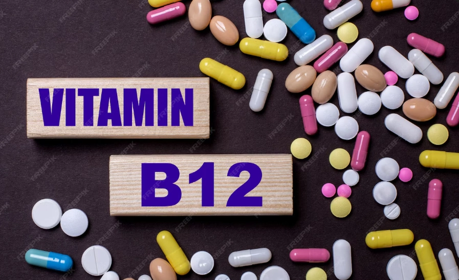 «قرص‌ها و کپسول‌های رنگی در کنار نوشته Vitamin B12؛ تصویری مرتبط با علائم کمبود ویتامین B12 و تأثیر آن بر بدن»