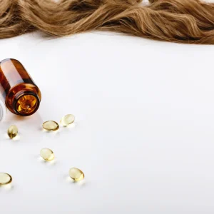 «کپسول‌های مکمل در کنار تارهای مو؛ نمایی از نقش زینک پلاس در سلامت مو و پوست»