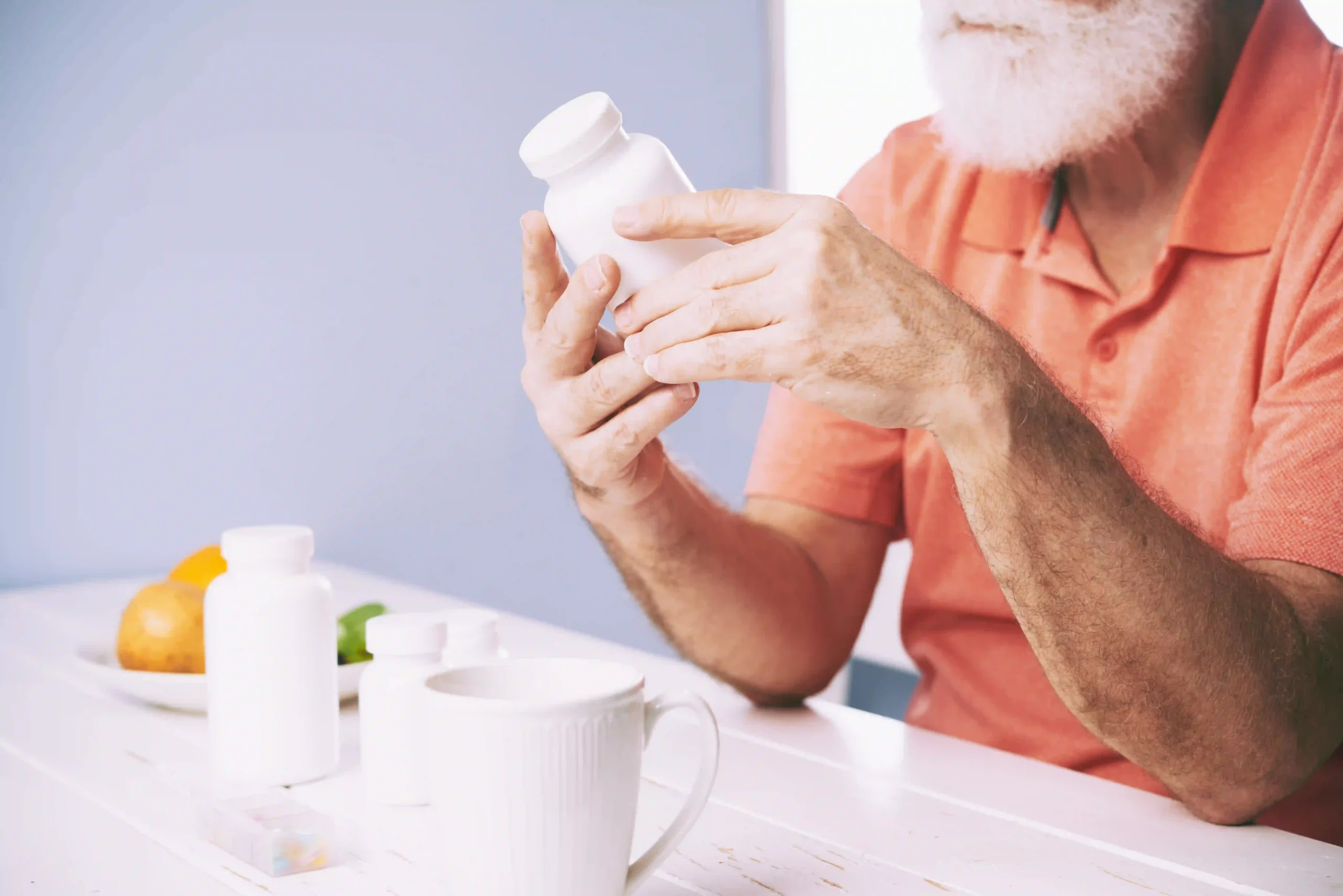 «مصرف مکمل‌ تقویت مفاصل و غضروف؛ تصویری مرتبط با بهترین مکمل تقویت مفاصل و غضروف و حفظ سلامت استخوان‌ها»