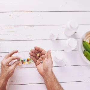 مصرف روزانه مولتی‌ویتامین در کنار مواد غذایی؛ تصویری مرتبط با زمان مصرف مولتی‌ویتامین و بیشترین جذب مواد مغذی